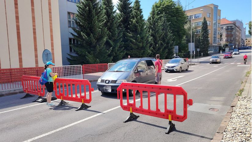 Zátarasy kvôli maratónu niektorých vodičov...