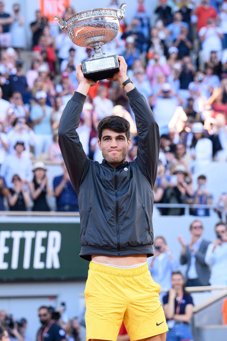 Carlos Alcaraz s parížskou trofejou.
