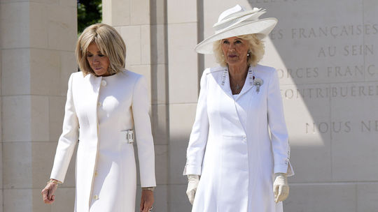 Kráľovná Camilla a Brigitte Macron počas osláv...