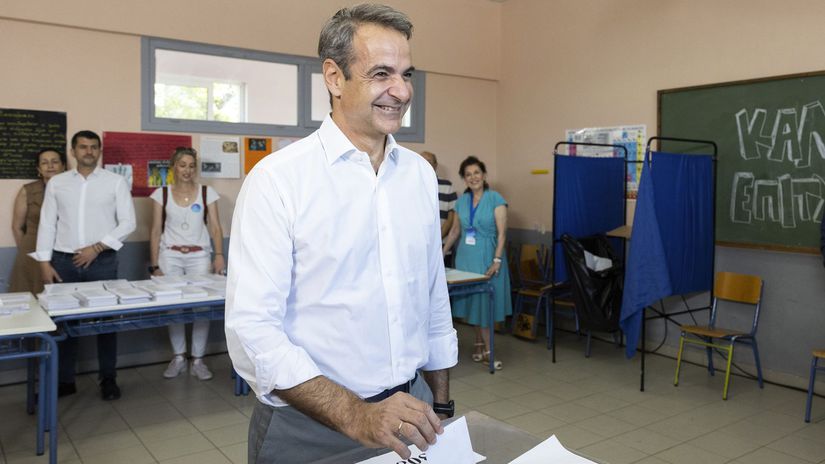 Grécky premiér Kyriakos Mitsotakis odovzdáva...