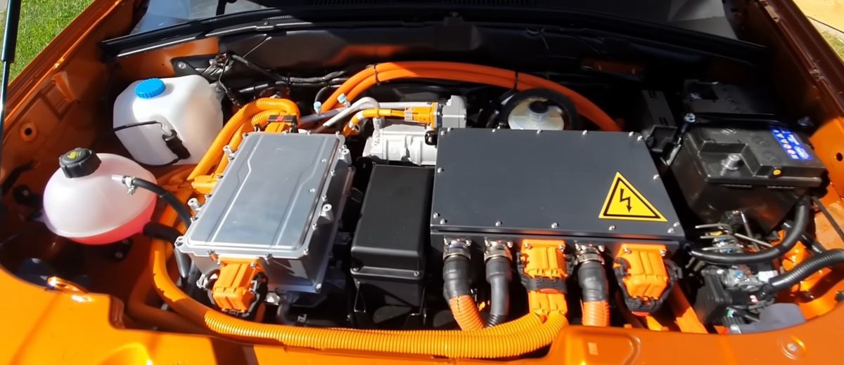 Elektromotor má výkon 60 kW. Batéria sa nabíja...