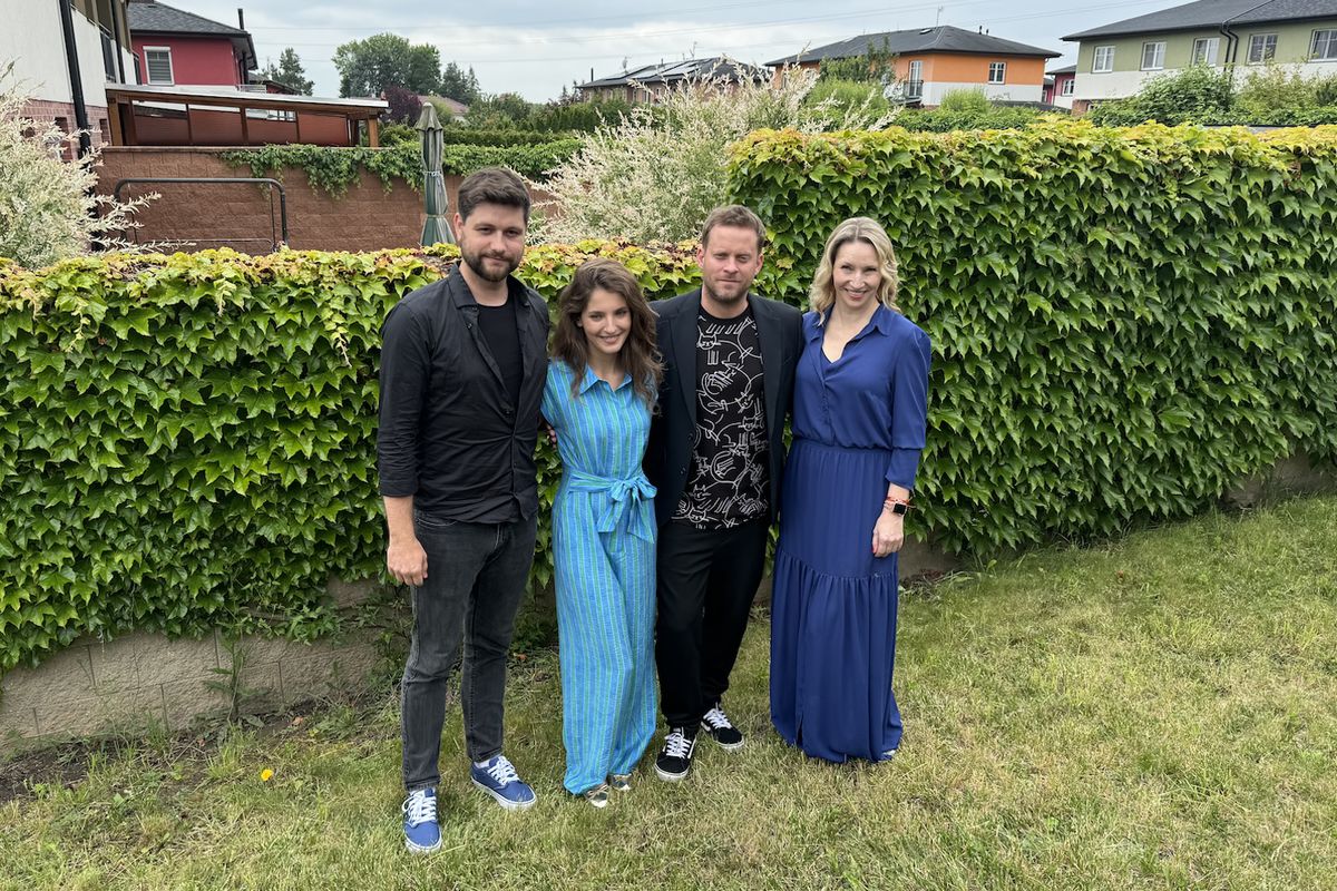 Zľava režisér Jakub Machala, herci Sara Sandeva...
