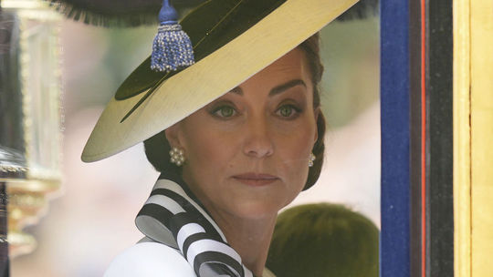 Princezná  Kate v koči počas prehliadky...