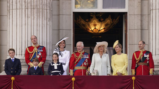 Princ William a princezná Kate, princ Louis,...