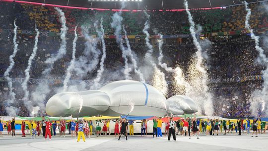 Pokrytectvo UEFA. Klubom udeľuje za pyrotechniku pokuty, napriek námietkam ju sama používa