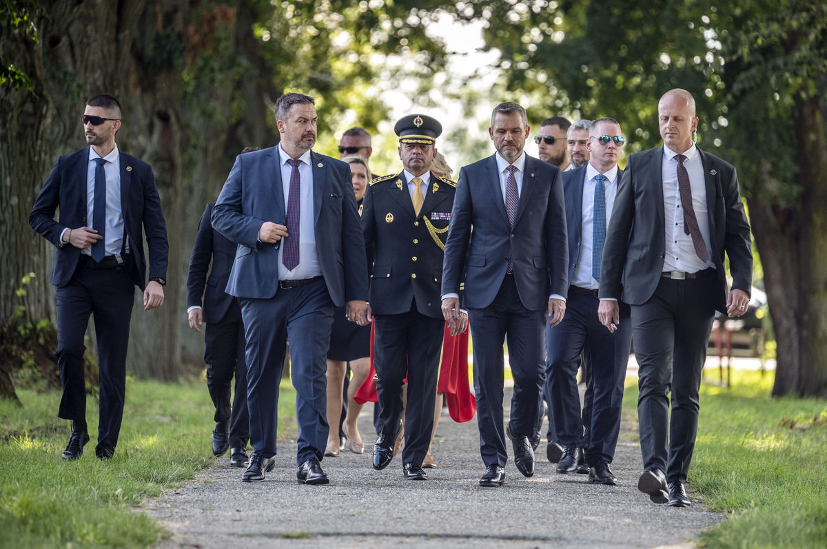 Prezident SR Peter Pellegrini (v popredí druhý...
