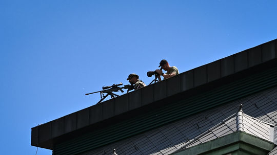 Na snímke príslušníci bezpečnostných zložiek...