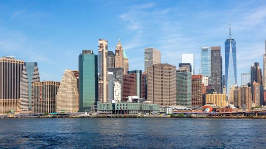 Panoráma New Yorku a Manhattanu s mrakodrapom...