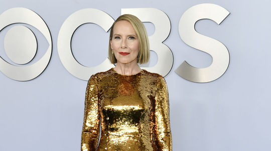 Herečka Amy Ryan v kreácii Dolce & Gabbana tiež...