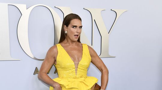 Herečka Brooke Shields ku šatám od Monique...