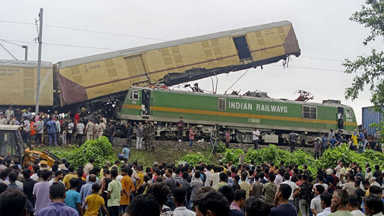 Zrážka dvoch vlakov v Indii si vyžiadala najmenej 13 mŕtvych