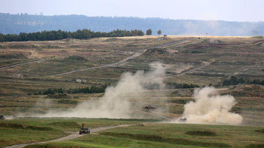 V českom vojenskom priestore explodovala munícia, deväť ľudí sa zranilo