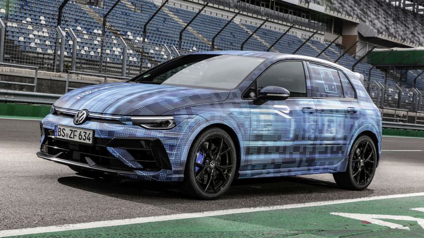 Vynovený Golf R sa už preháňa v maskáčoch....