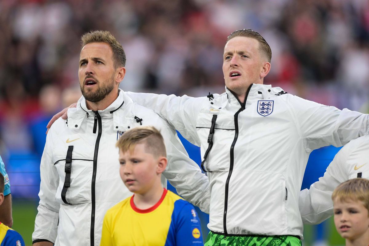Futbalisti Anglicka spievajú hymnu pred zápasom...