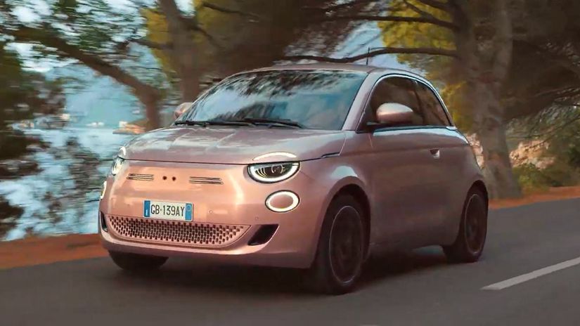 Takto sa elektrický Fiat 500e predvádza v...