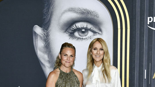 Režisérka Irene Taylor (vľavo) a speváčka...