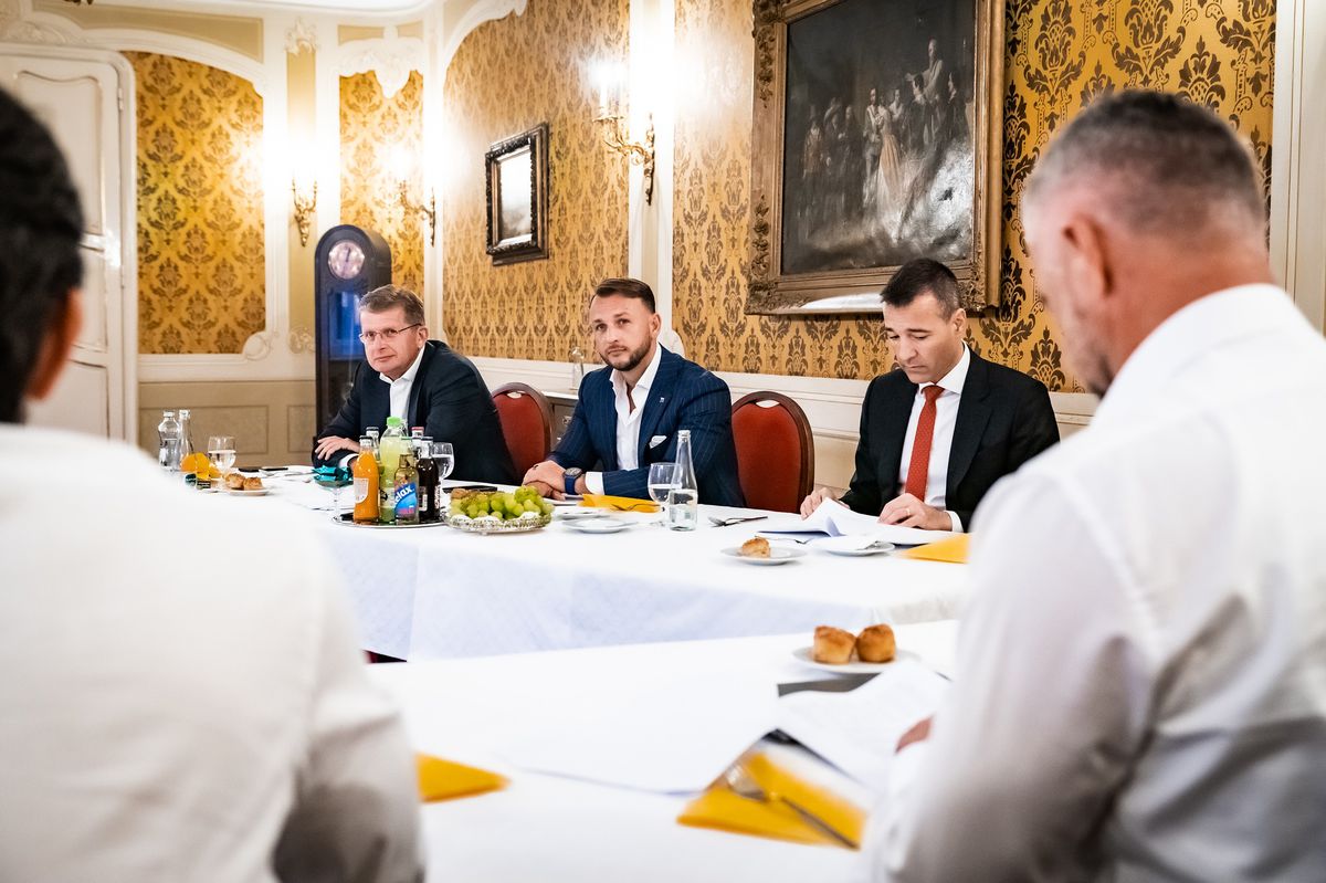 Na snímke predstavitelia strany Hlas (zľava)...