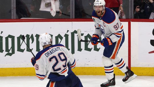 Famózny McDavid. Top hviezda NHL udivuje a drží Edmonton v hre o Stanleyho pohár