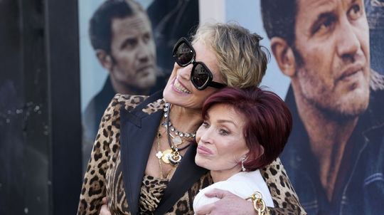 Sharon Osbourne (vpravo) a Sharon Stone....