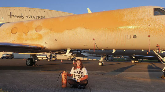 Britskí aktivisti posprejovali súkromné ​​lietadlá na letisku Stansted