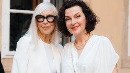 Fotografka Milota Havránková (vľavo) so speváčkou Beátou Dubasovou.