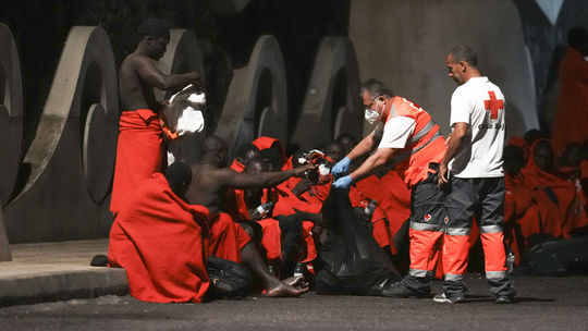 Výletná loď cestou na Kanárske ostrovy zachránila sedem desiatok migrantov z Afriky