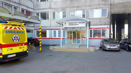 V nemocnici na Kramároch napadol pacienta a zdravotníkov, súd poslal muža do väzby