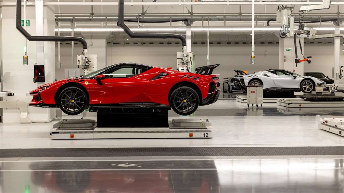Nový závod síce umožní zvýšiť produkciu Ferrari...