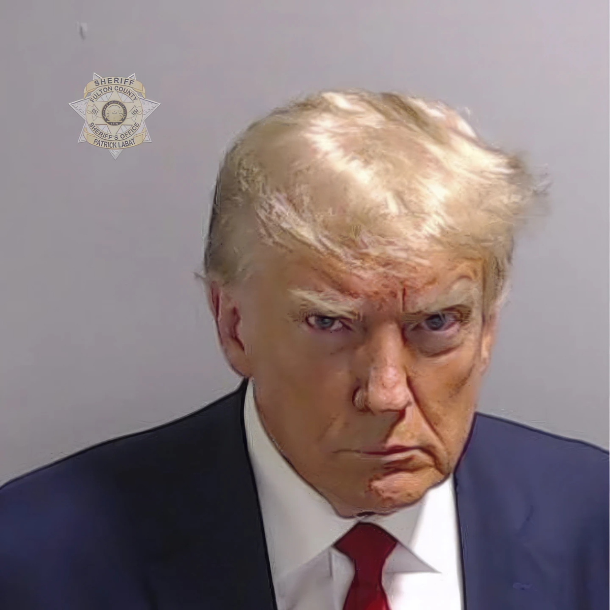 Donald Trump na policajnej fotografii, z ktorej...