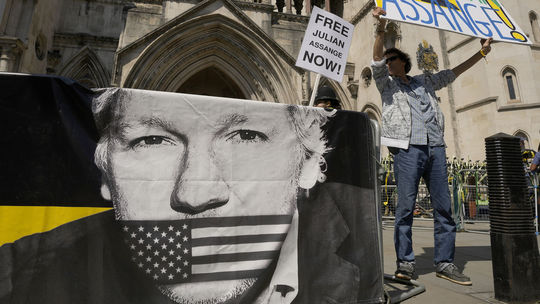Hotovo po dlhých 12 rokoch. Assange prizná vinu a môže sa vrátiť domov