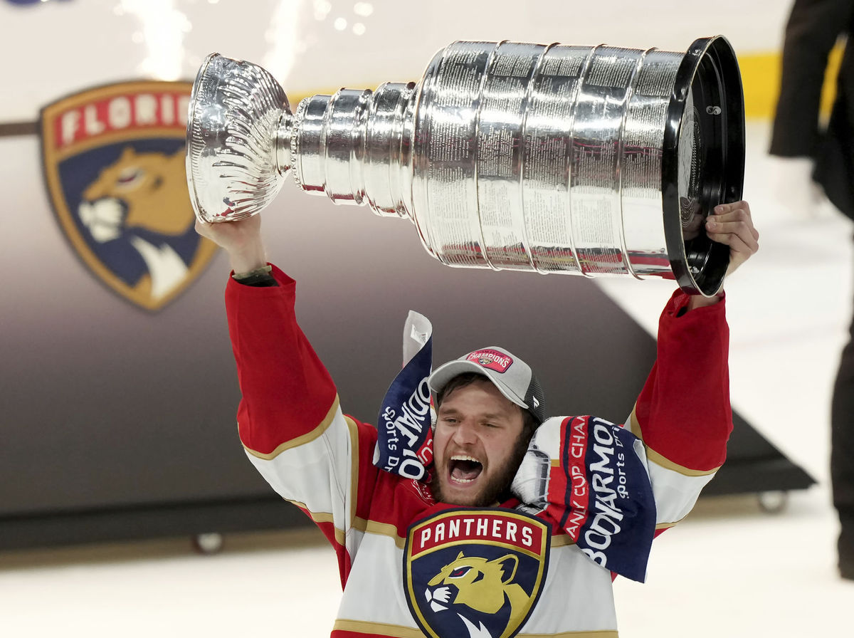 Útočník Floridy Aleksander Barkov vlani...