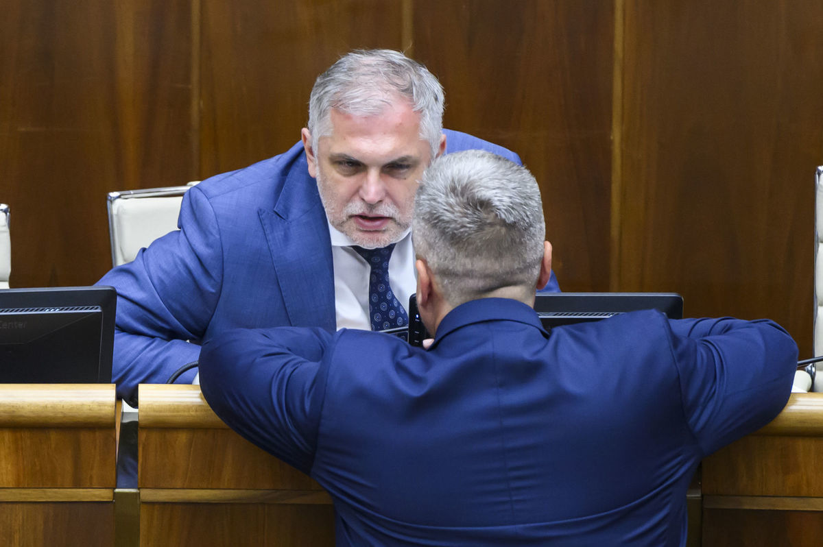 Na snímke zľava predseda Výboru Národnej rady...