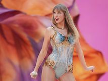 Taylor Swift počas koncertu vo  Wembley.