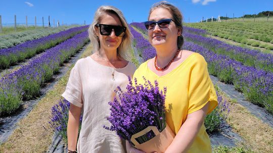 Kamarátky Lenka a Iveta sa na levandule...