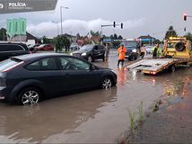 Cez západné Slovensko sa ženú na severozápad silné búrky. V Nitre zaplavilo ulice, v neďalekej obci zaznamenali tornádo