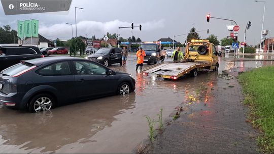 Nitra po silných dažďoch ráta škody, nemocnicu v Nových Zámkoch zatvorili. Búrky môžu udrieť znovu
