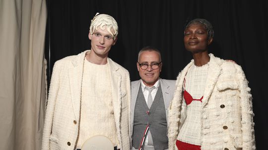Dizajnér Thom Browne (v strede) pózuje s...