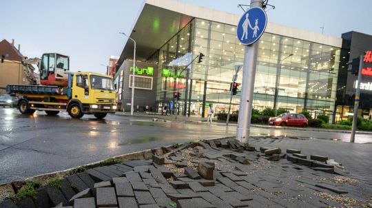 Búrky ochromili železničnú dopravu na juhu, v Žilinskom a Nitrianskom kraji vyvracali stromy