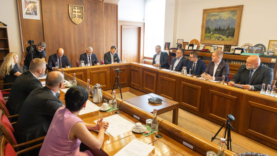 Parlamentný výbor vo štvrtok o platoch...