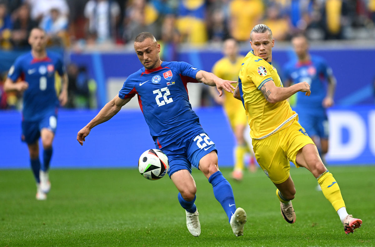 Stanislav Lobotka a Mykhailo Mudryk počas...