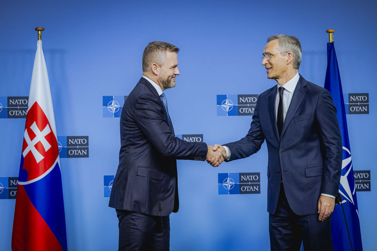 Na snímke zľava prezident SR Peter Pellegrini a...