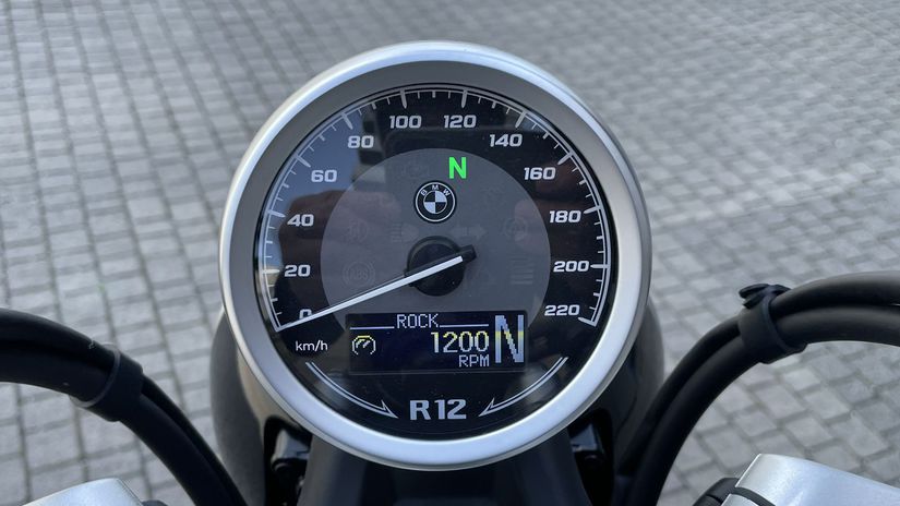 Škoda, že analógový združený prístroj ponúka...