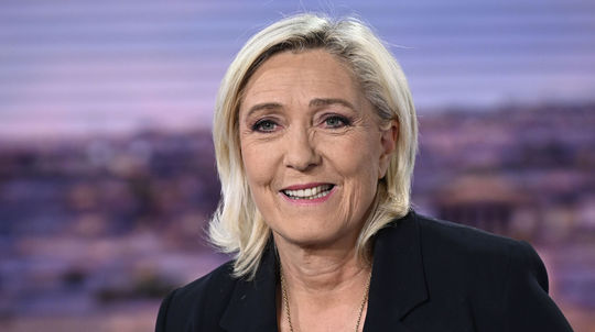 Le Penová podľa prieskumu smeruje vo Francúzsku k jasnému víťazstvu, Macron k debaklu
