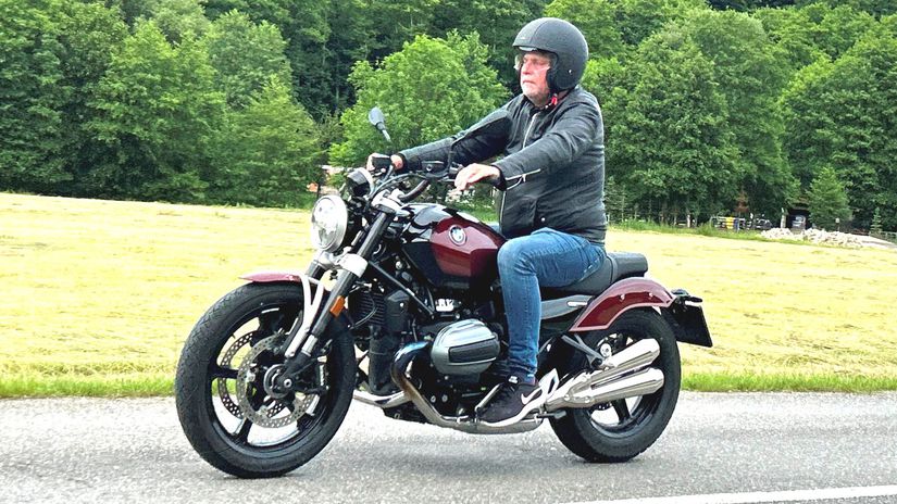 BMW R12 je jednoducho klasická motorka. Cruiser...