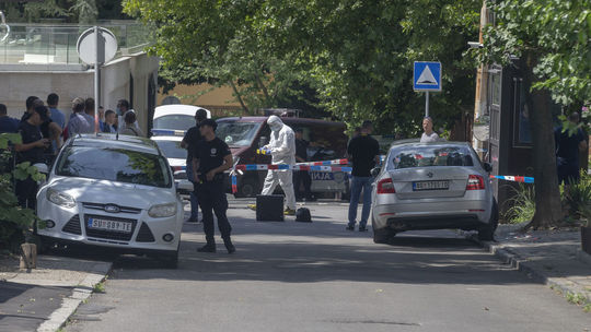 Policajt v Belehrade zastrelil útočníka, ktorý ho pred izraelskou ambasádou trafil kušou do krku