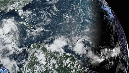 Z tropickej búrky Beryl sa stal hurikán, smeruje na Karibik