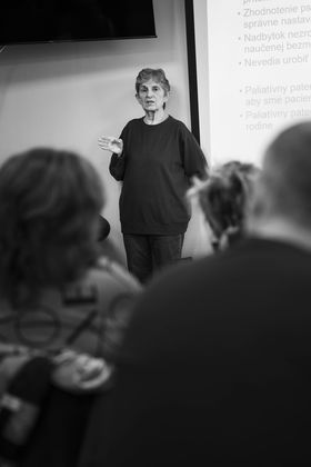 Kristína Križanová počas prednášky lekárom.