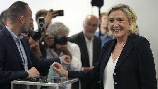 Extrémisti na prahu moci. Macron sa chce spojiť s ľavicou proti Le Penovej
