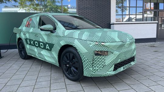 Maskovaný prototyp elektrickej Škody Elroq (2024)