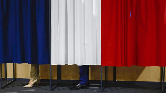 Z druhého kola francúzskych volieb sa stiahlo najmenej 200 kandidátov
